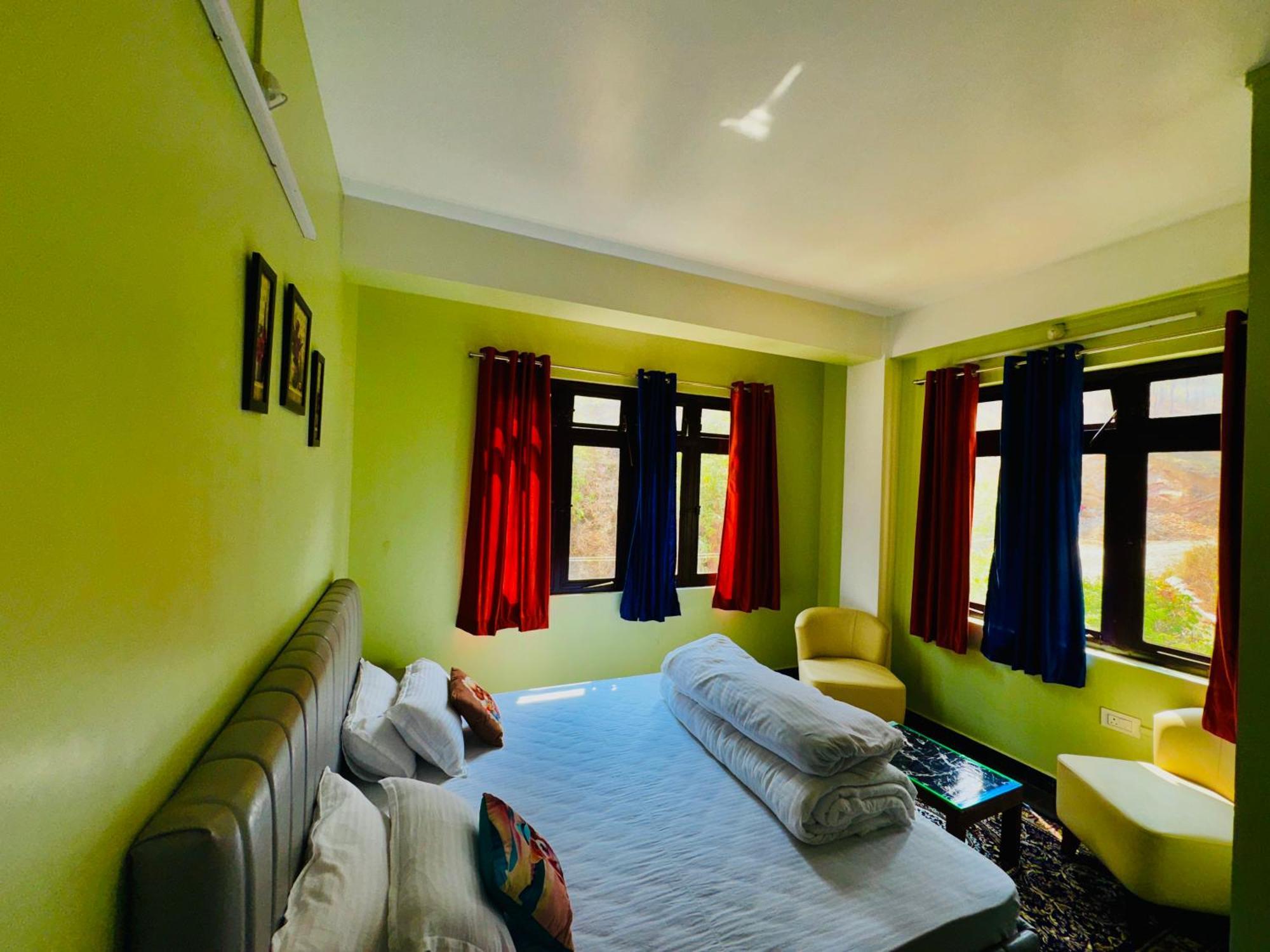 Xtsy Travellers Hostel Shillong Zewnętrze zdjęcie