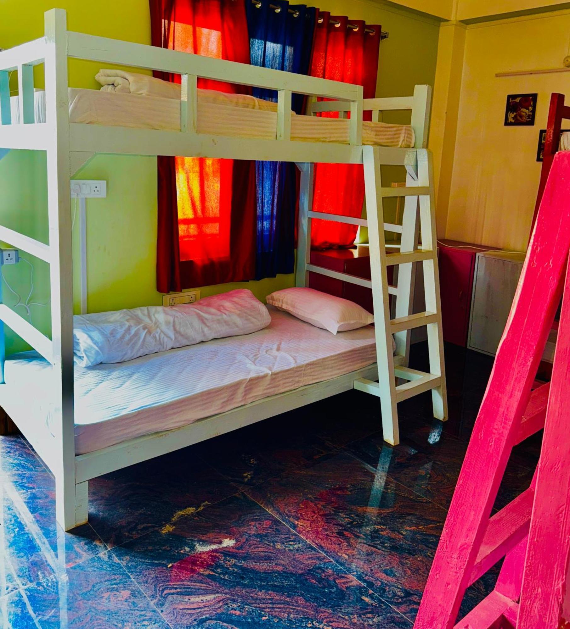 Xtsy Travellers Hostel Shillong Zewnętrze zdjęcie
